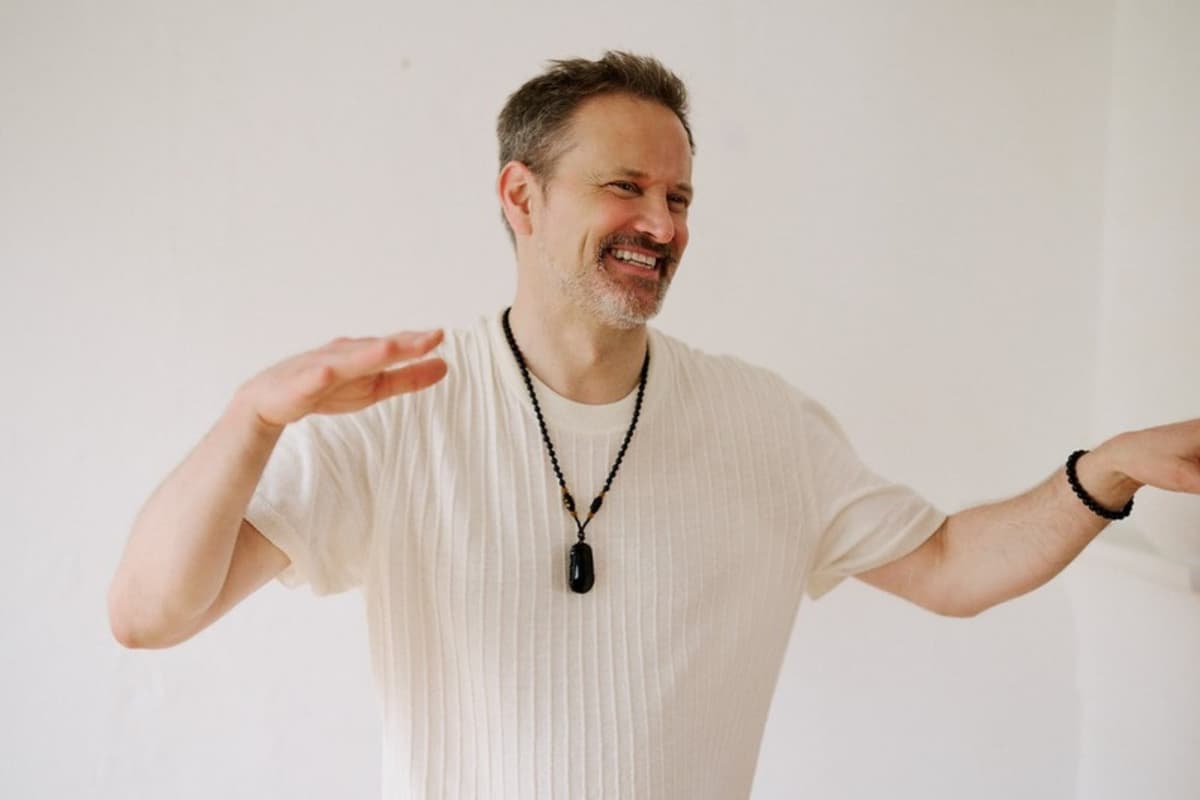 Christof Trowitz mit offenen Händen in seiner Praxis